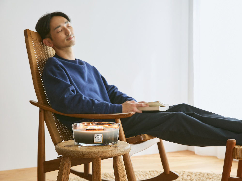 夜の海辺で聴くさざ波の音は、無音よりも「静かな時間」を心地よく感じさせてくれます。｜まるで小さな暖炉、パチパチと燃えうねる木製芯の「アロマキャンドル」｜WoodWick（ハースウィックキャンドル）