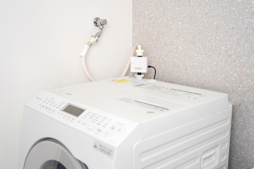 取りつけるだけで、洗濯機から出る水道水が、特殊な電気分解によってオゾン水に変化|お家でプロ級のオゾン水クリーニングができる、洗濯機用オゾン水生成器『ELEOZON(エレオゾン)』