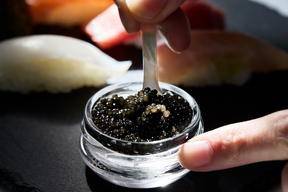 膨大な手間ひまをかけて育てられたチョウザメの卵「キャビア」の美味しさを堪能｜贈り物、プレゼント、ギフトに。至福の旨味と口溶け、国産クラフトキャビア｜1983 J.CAVIAR（ジェイ キャビア）