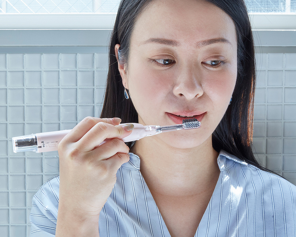 虫歯・歯周病対策はもっと効果的に。光触媒の効果で、歯磨き粉なしでも歯垢がとれる「電動歯ブラシ」｜SOLADEY