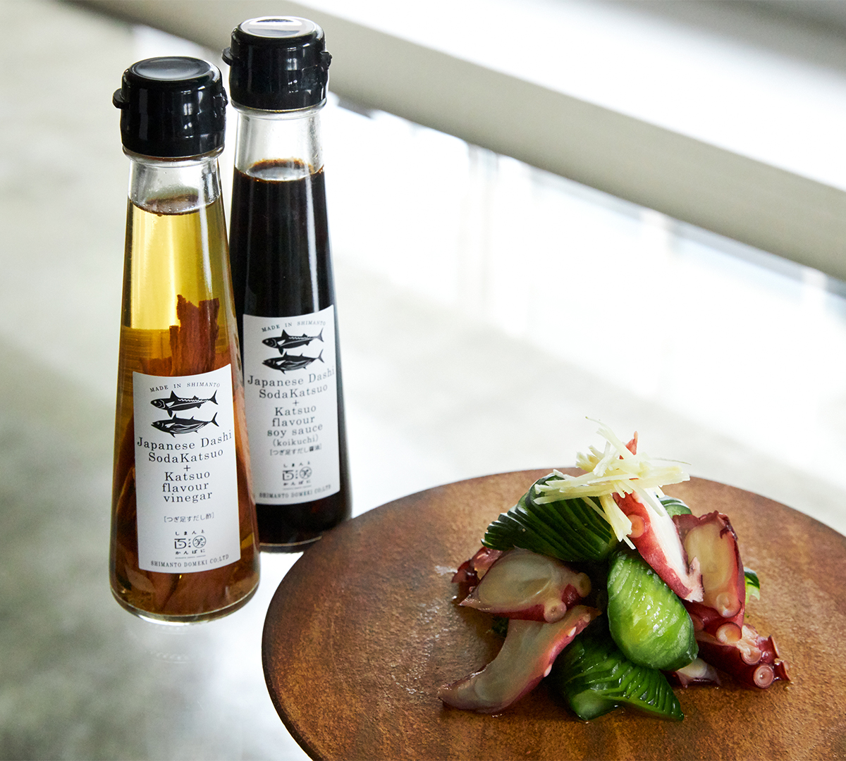 ダシがたっぷり利いたタコとキュウリの酢の物やカニ酢に◎。うまみが凝縮！いつもの調味料が宗田節で輝きだす、つぎ足して使える「だし醤油＆だし酢（化粧箱入り）」｜SHIMANTO DOMEKI COMPANY