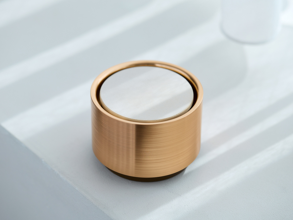 「Gold」の本体には、武家屋敷などの土壁をイメージした「SAND BEIGE」がセットに。あえて「押さえ」加工を施し、さらりとした表面がモダンです。|香炉やオブジェのような洗練されたデザイン。水なし・コードレスで使えるアロマディフューザー|WEEK END(ウィークエンド)