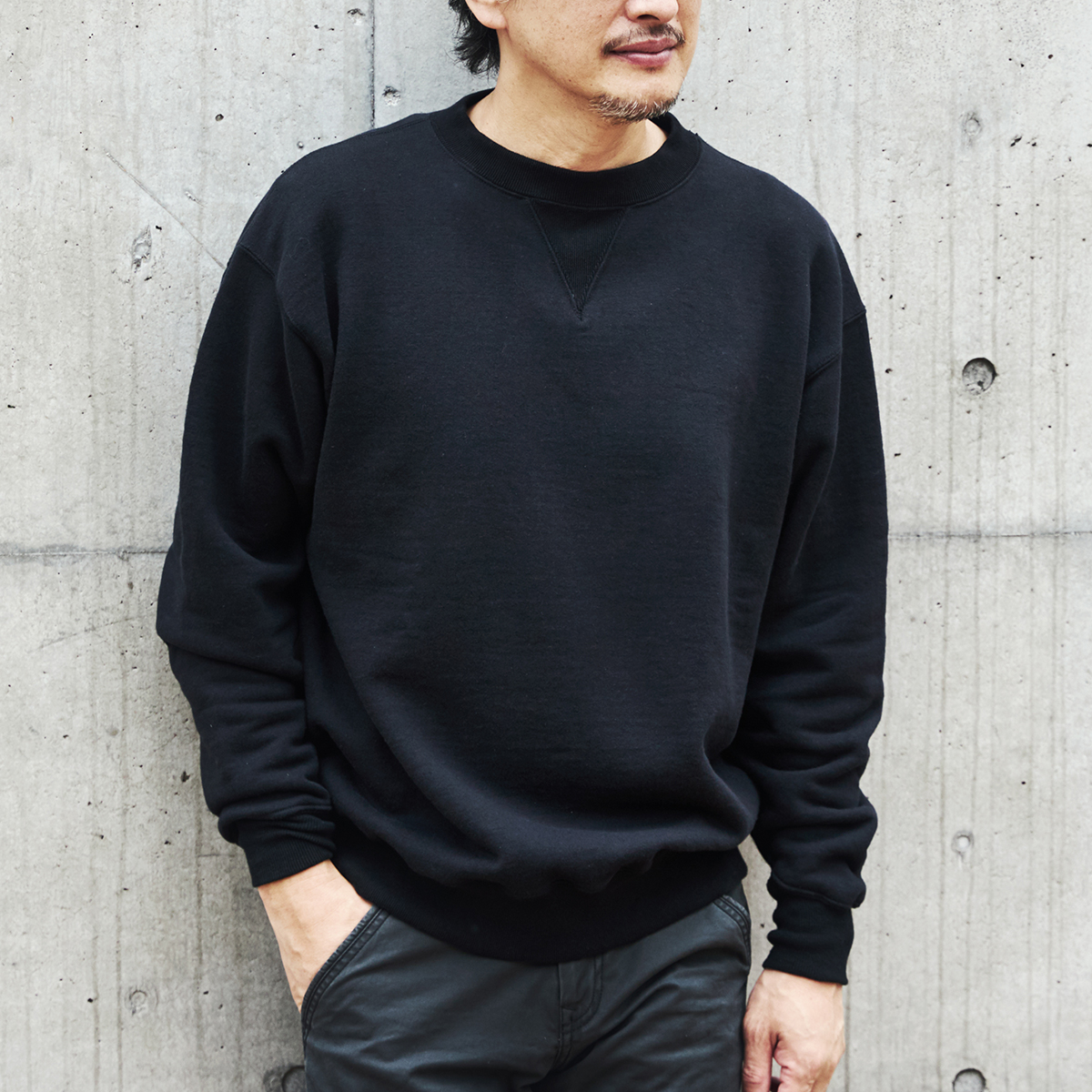 吊り編み機によって、ゆっくりと丹念に編み上げることで、手編みのようなふっくらとした風合いが生まれた。スポルディング社の名作から、現存していない「ブラック」をMade in Japanで「トレーニングシャツ」|A.G. Spalding & Bros