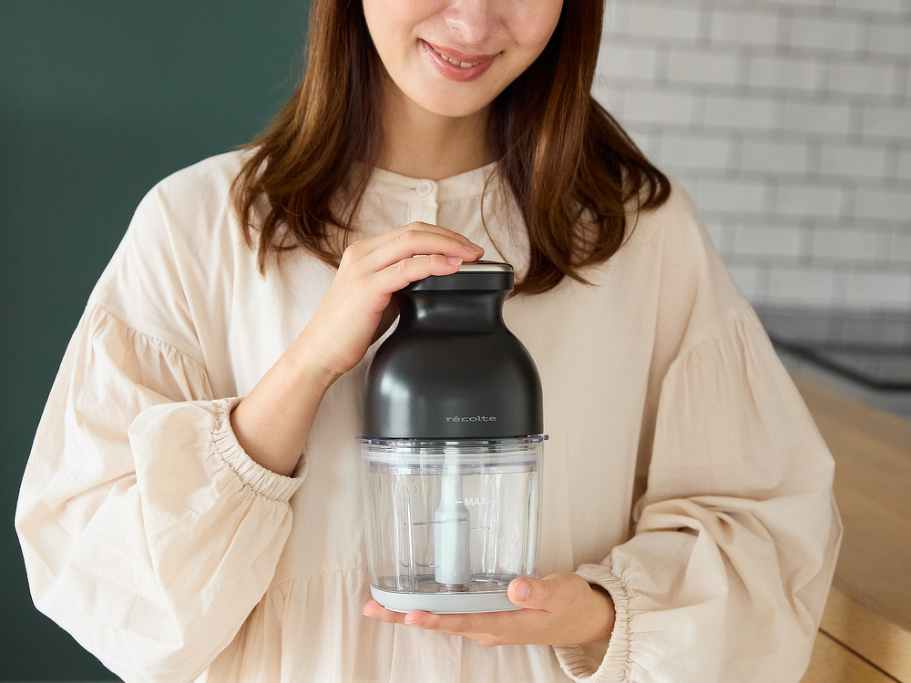 丸みのあるスクエア型が手になじむ。ボタンひとつで、刻む・混ぜる・おろす・泡立てる「コードレス カプセルカッター ボンヌ」| récolte（レコルト）