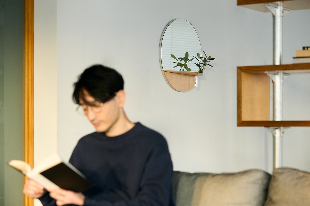 一輪挿しとして使えるガラス管つきのウォールミラー|日本のミマツ工芸による佐賀の杉を選び抜いて作った家具『NENRIN(年輪)』|ウォールミラー・鏡