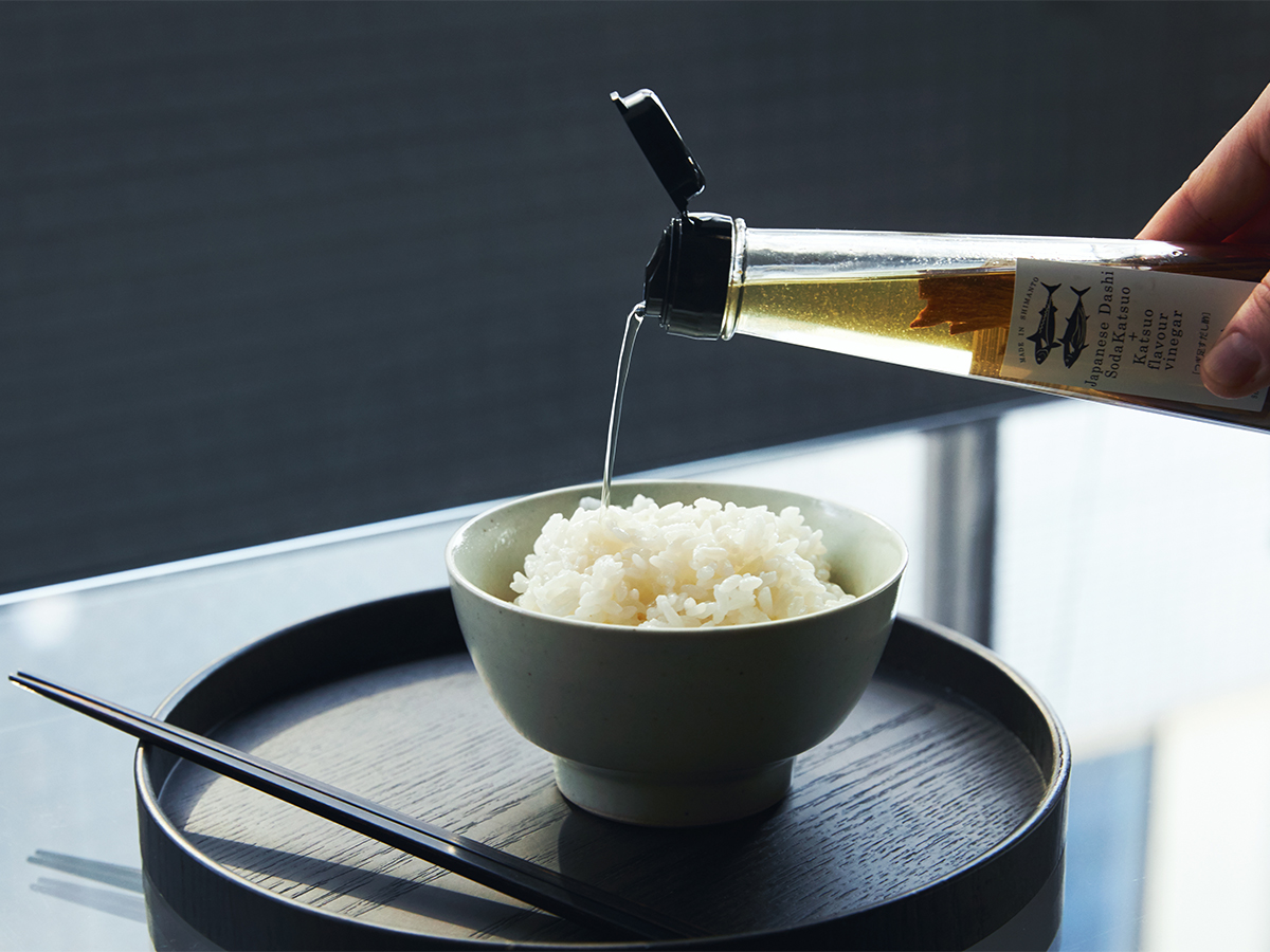 MONOCOスタッフ達から「うまい！うまい！」と絶賛の嵐。うまみが凝縮！いつもの調味料が宗田節で輝きだす、つぎ足して使える「だし醤油＆だし酢（化粧箱入り）」｜SHIMANTO DOMEKI COMPANY