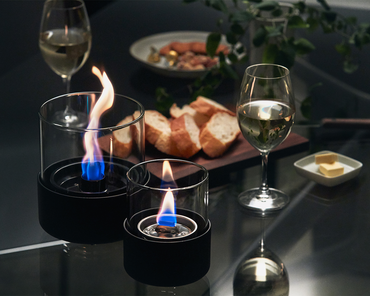 ダイニングテーブルの中央に置いて、食事やお酒を楽しめるミニマムなデザイン。｜お家のテーブルで焚き火気分を味わえる卓上ランプ「TENDERFLAME（テンダーフレーム）」