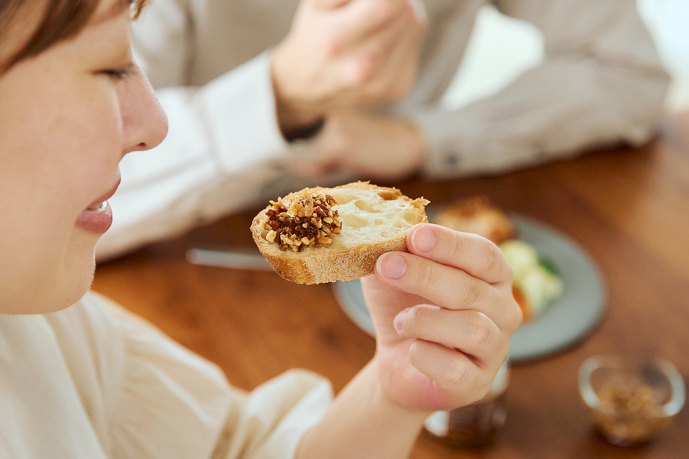 汁気のないパンやサラダ、パスタ麺、クラッカーとも和えやすいから、いろんな料理に使えます｜どんな料理も美味しくなる。ギフトにも喜ばれる、香り高いトリュフ入りの万能調味料「サクサクしょうゆアーモンド トリュフ風味」