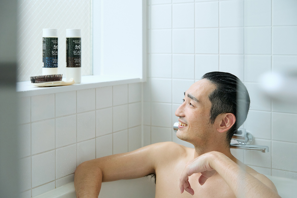 スカルプブラシで気持ちよさ倍増する頭皮・髪ケア｜男性の髪と頭皮のための『572（ゴーナナニ）』のシャンプー、トリートメント、育毛剤、スカルプブラシ