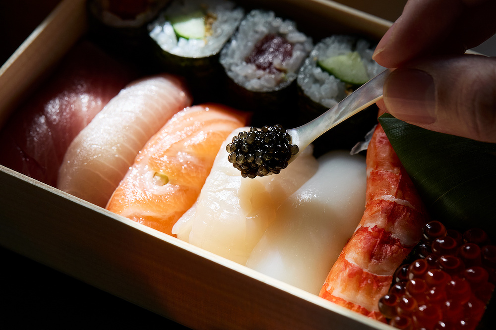 イチオシは、キャビアをしょう油代わりにして食す「キャビア on 寿司」|贈り物、プレゼント、ギフトに。至福の旨味と口溶け、国産クラフトキャビア|1983 J.CAVIAR(ジェイ キャビア)