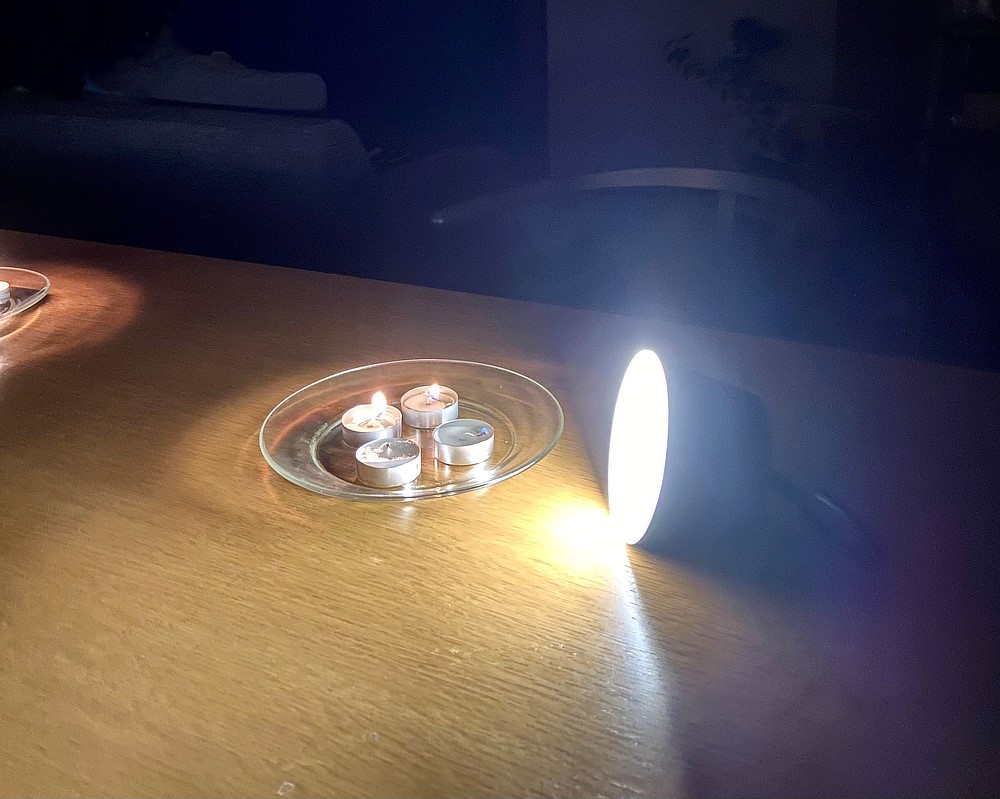 ランタンに変えれば、キッチンも、テーブルも、広々照らせる｜突然の停電でも安心。BBQやテント内の照明、ガレージの作業灯にも。お洒落な充電式のコードレスLEDランプ『Magnecco（マグネッコ）』