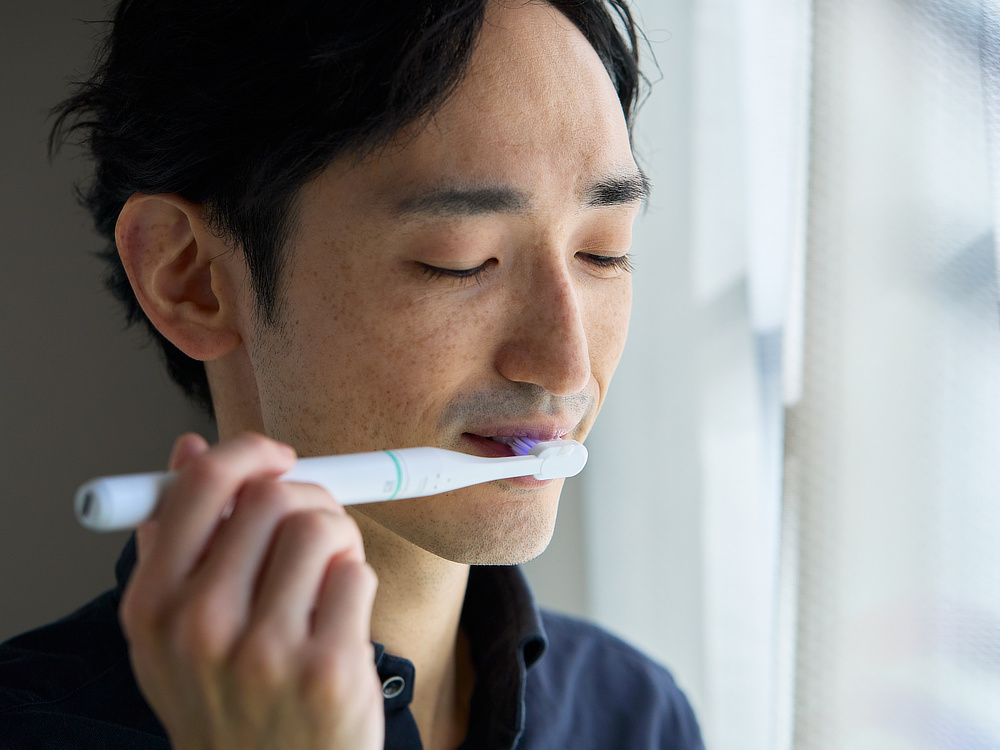 電源を入れると、ヘッドに内蔵されたLEDが青く光り、電流を約2分30秒放出。手磨きと同じ要領で、すべての歯をまんべんなくブラッシングしてください。歯磨き粉は手持ちのものでOKです。｜世界初、刺激・振動なしの電子歯ブラシ｜PLAQLES（プラクレス）