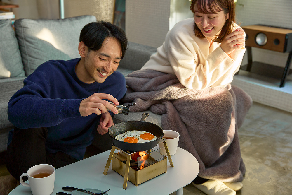 お湯を沸かしてコーヒーを飲んだり、スキレット料理をしたり、キャンプやベランピングでの楽しみが、いっそう広がる｜踊る炎、輝く金色にうっとり。金管楽器メーカーがつくった「バイオエタノールランプ」｜BRASSCENE（ブラシーネ）