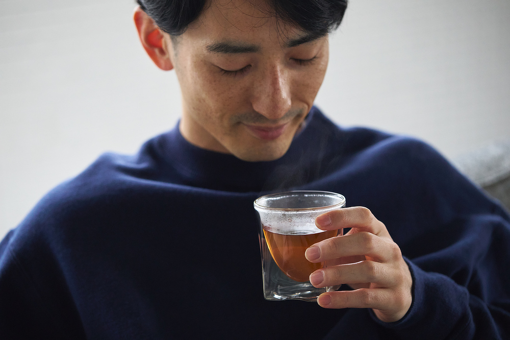 うまみをたっぷり蓄えたやわからな茎部分を焙煎。茎ほうじ茶ならではの、品のある香りや風味も引き立つ一杯に。|備長炭でていねいに炙った、おこげが香る炒り餅をブレンドした、玄米茶の原点『京玄米茶 上ル入ル(アガルイル)』の玄米茶・日本茶|京都・宇治田原製茶場