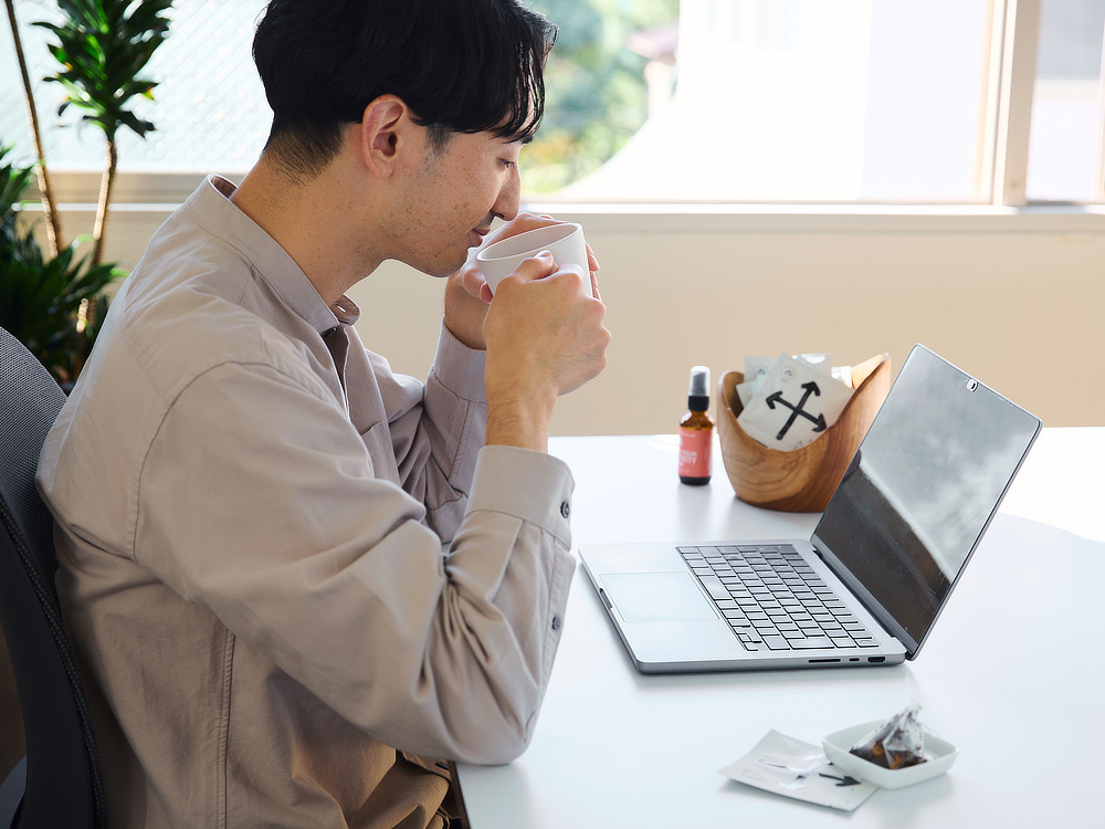 朝、仕事をはじめる前の一杯に。デスクワークや会議のひと息に。疲れた時は『京玄米茶 上ル入ル』の香りで、深呼吸を。|備長炭でていねいに炙った、おこげが香る炒り餅をブレンドした、玄米茶の原点『京玄米茶 上ル入ル(アガルイル)』の玄米茶・日本茶|京都・宇治田原製茶場