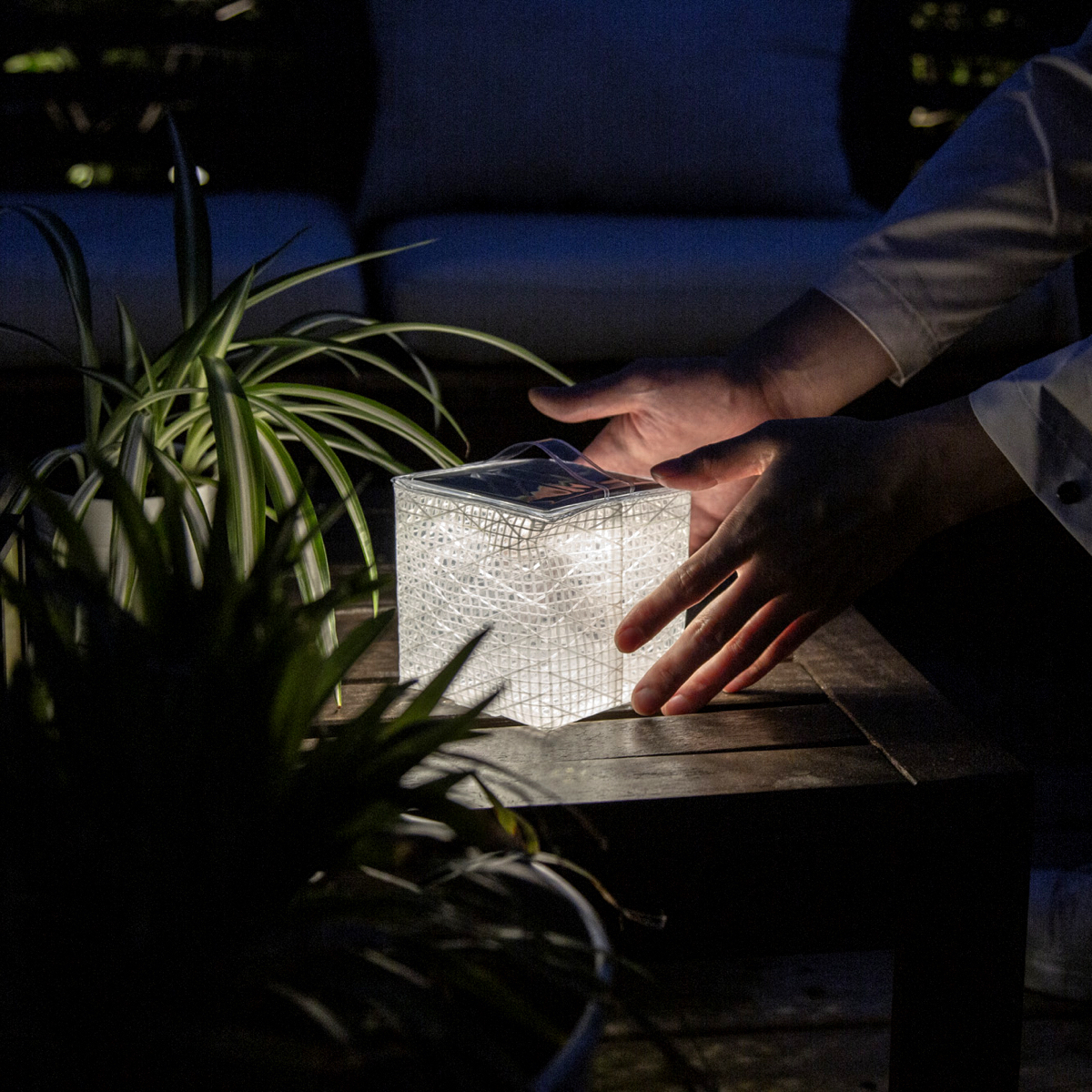 光源はLED。熱くならないので、手で触っても安心です。薄さ1.2cmに畳める超軽量ソーラー充電式ライト（ランタン）で、いつも太陽の光がそばに｜carry the sun