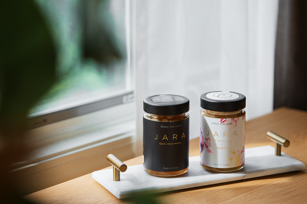 食べる時間帯はいつでもOKですが、おすすめは夜寝る前。ハチミツは睡眠中の低血糖を防ぎ、睡眠ホルモン（メラトニン）の分泌を促す働きがあるといわれています。｜世界最古の採蜜の地・ジョージアから届いた、野生のままの巣ごとハチミツ『JARA Honey（ジャラハニー）』