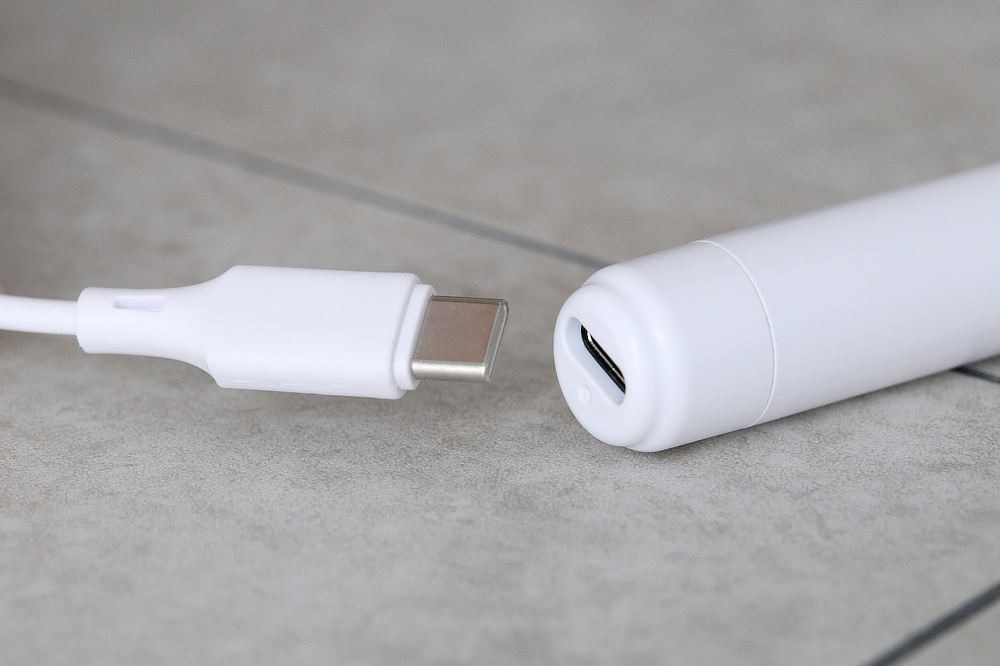 電源は充電方式。ゼロからフル充電までは約3時間、1回2分、1日3回の使用で、約2週間使用可能。残量20％以下になると、LEDが点滅して教えてくれます。｜世界初、刺激・振動なしの電子歯ブラシ｜PLAQLES（プラクレス）