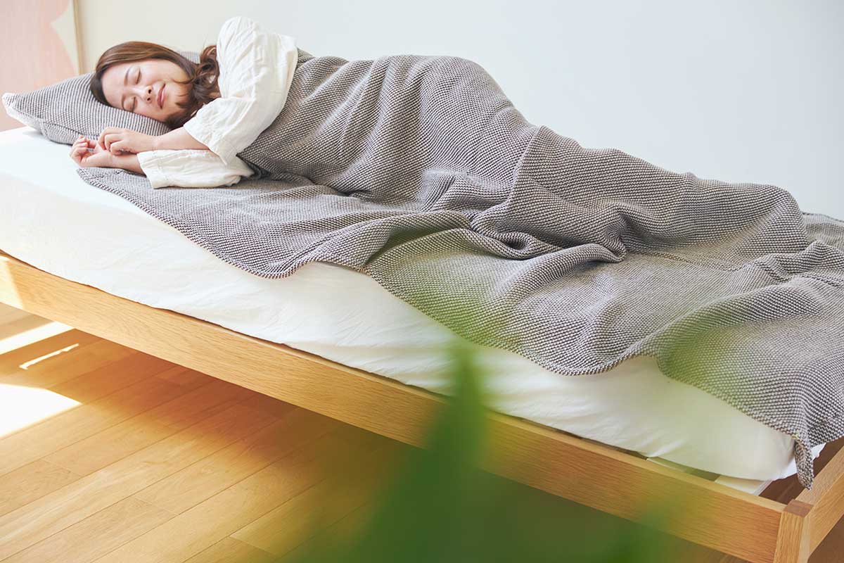 夏は、このケット1枚で。ほかの季節は肌掛けとして一年中活躍する。「熟睡」を追求した凹凸状のハニカム織りのハニカムケット(ワッフルケット)
