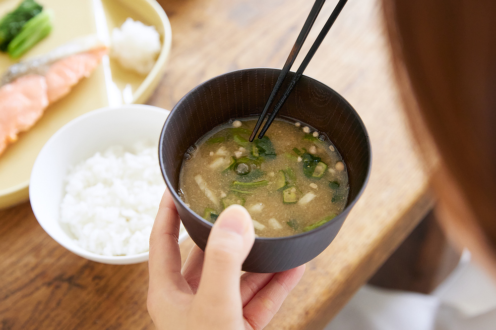 具材は味や香り、食感までもほぼ元のままで、味噌もまるでときたてのように美味しい｜化学調味料無添加、具材と味噌を分けるこだわりフリーズドライの「しあわせいっぱいおみそ汁」味噌汁（みそしる）｜コスモス食品