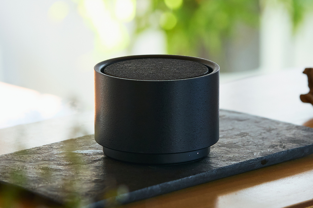 「鉄瓶」からインスピレーションを受けたブラックは、シボ加工(細かい凹凸模様)でざらっとした質感がシックな空間にも馴染みます。|ミニマムでおしゃれなデザイン家電。香炉のような静かな存在感の「アロマディフューザー」|WEEKEND(ウィークエンド)