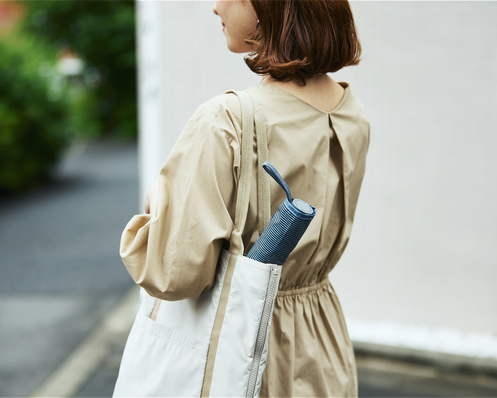 折りたたみ式ではないのに、バッグにスッと入る、長傘ならぬ短傘｜強い日差しも熱もブロックするから夏の暑熱ストレスを減らします。チタンを練り込んだ生地を使った、晴雨兼用傘『+TIC COOL SHADE（プラスチック クールシェイド）』