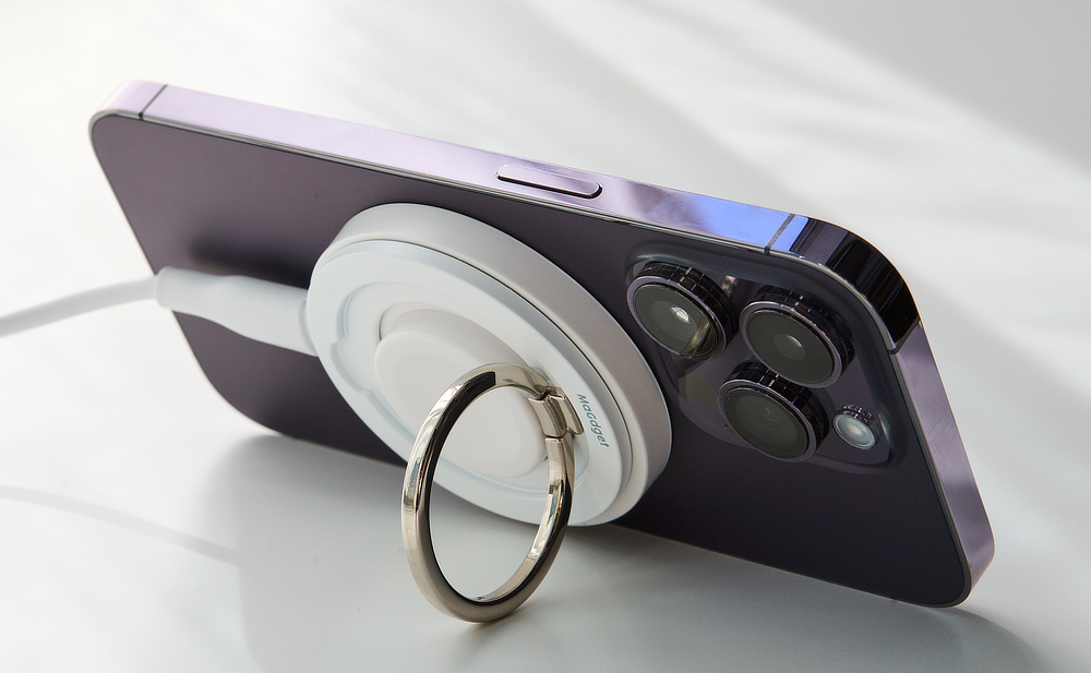 ホールドリングの装着中や、スマホスタンドの使用中は、ワイヤレス充電ができない。そんなジレンマを、充電器とリング、スタンドを磁力で一体化させることで解決|iPhone・Apple Watch・AirPodsのワイヤレス充電がひとつに!強い磁力でカンタン設置できる、MagSafe対応スマホリング充電器|MaGdget(マジェット)のチャージリング