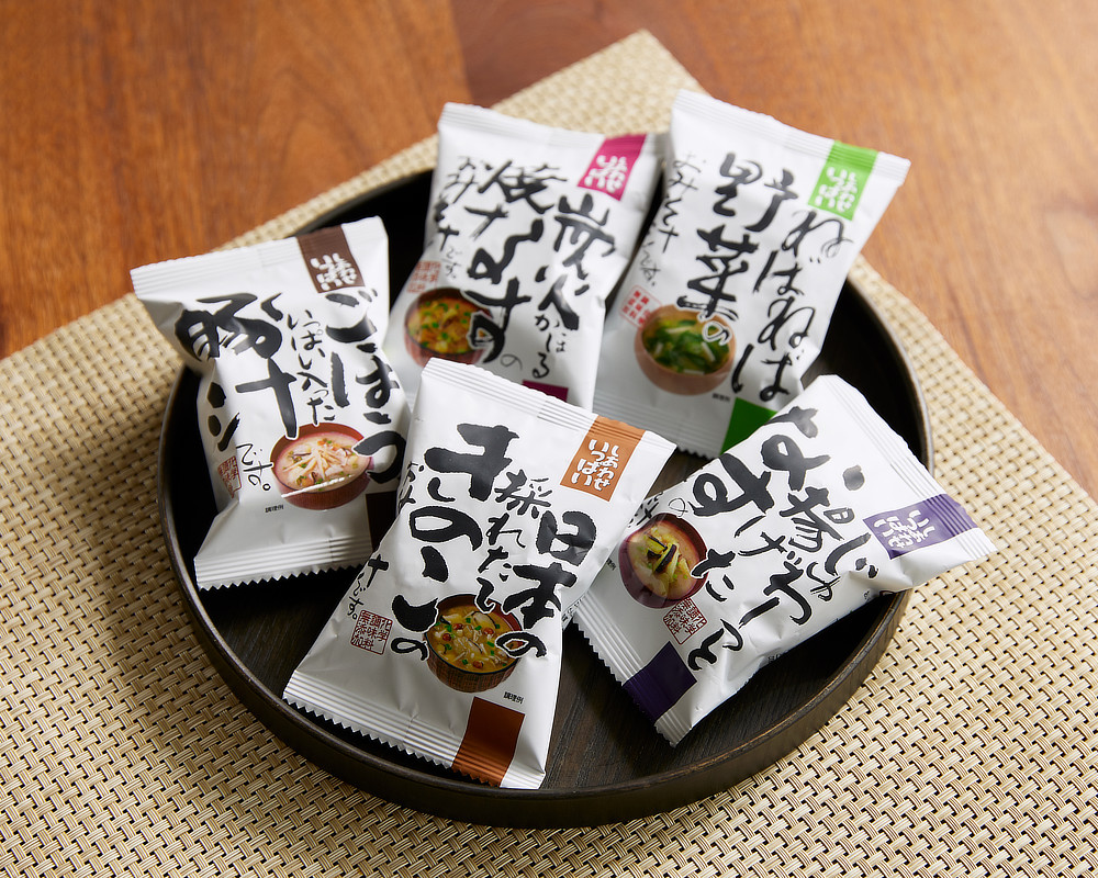 味噌のブレンドやだしを、具材に合わせてそれぞれ変えるというこだわり｜化学調味料無添加、具材と味噌を分けるこだわりフリーズドライの「しあわせいっぱいおみそ汁」味噌汁（みそしる）｜コスモス食品