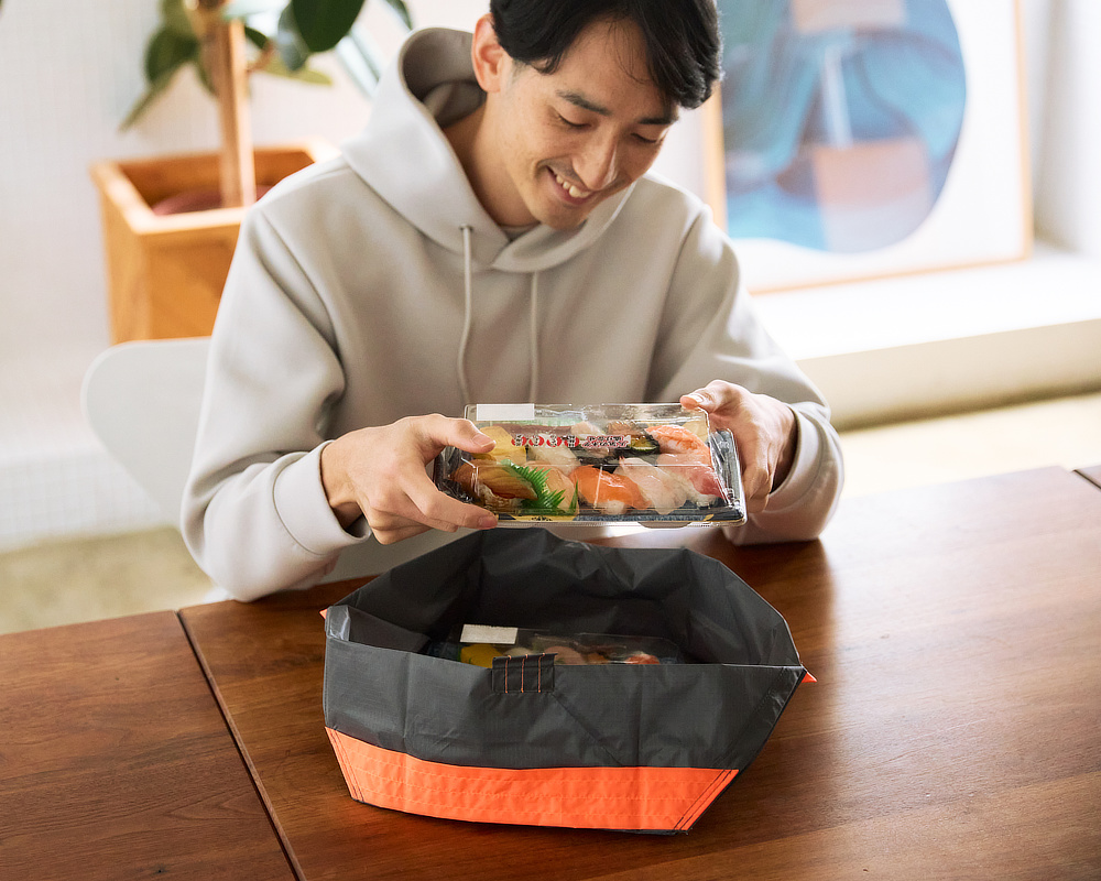 デパ地下やコンビニたスーパーのパック弁当や惣菜はもちろん、スーパーで買った野菜が傾かない。1秒で開いて、広い底マチが出現！自立するから、両手で荷づくりできる『ORIBA（オリバ）』のエコバッグ