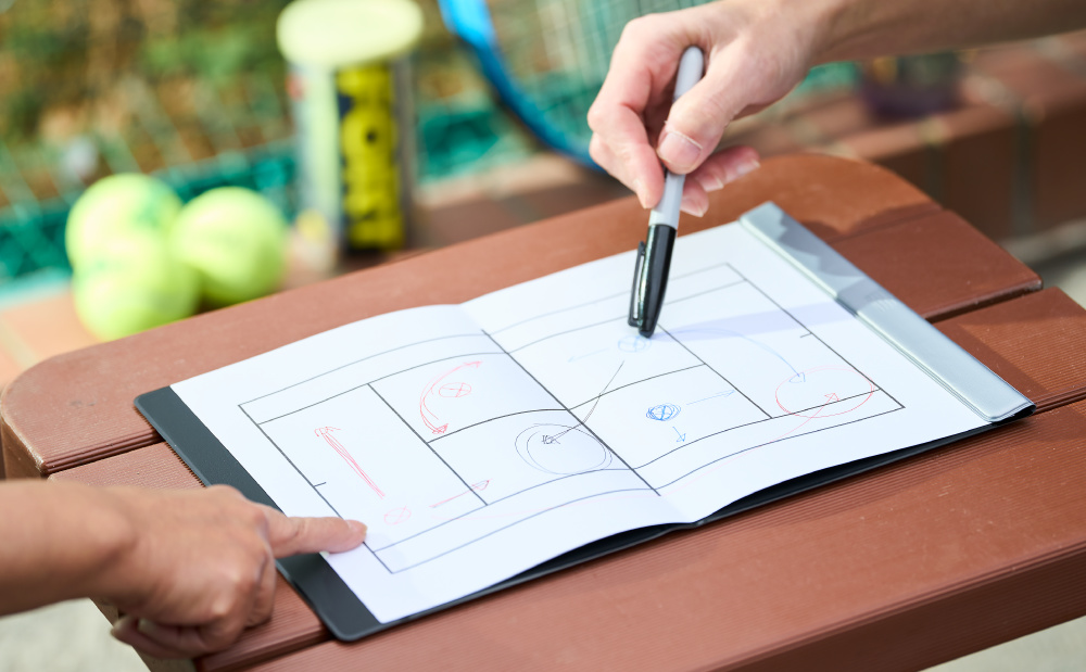 『ペーパージャケットflex』のカバーは防水仕様。水に強いので、カフェや屋外へ、気軽に持ち運びできます。|裏紙も、コピー用紙も、図面も、契約書も、なんでも挟むだけで、1冊のノートに。紙もペンも挟んで持ち歩けるから、どこでも書ける「クリップボード・ノート」|ペーパージャケットflex
