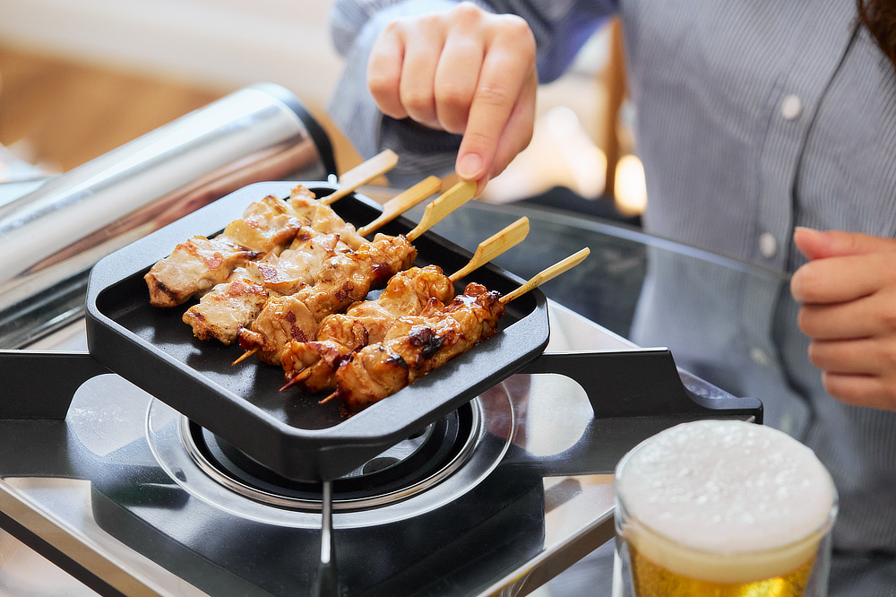 食卓にカセットコンロを出して、焼き鳥を焼きながら、ちびちび飲るのもオツな「スミ トースター」｜万能調理器具・炭（カーボン）プレート｜あやせものづくり研究会 Ayase Labo（カーボン加工専門メーカー旭工業）