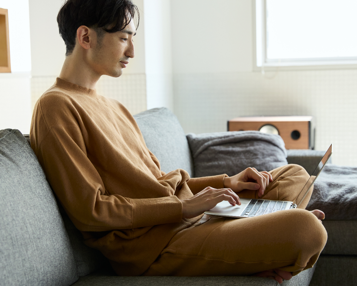 その後、世界最高水準の技術を持つ、日本の職人たちの試行錯誤によって、それまでのオーガニックコットンの概念を覆す糸がつくり出されました。普段着にも外出着にも。エシカルなオーガニックコットンの「大人の部屋着」|MONOEARTH(モノアース)