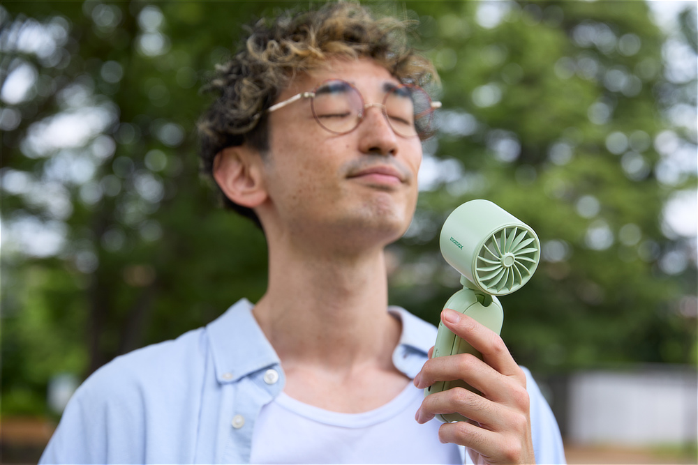 《日傘クリップファン》日傘に装着、狙った角度で送風できるハンズフリーファン「1°Go（イチドゴー）日傘クリップファン」｜Momax