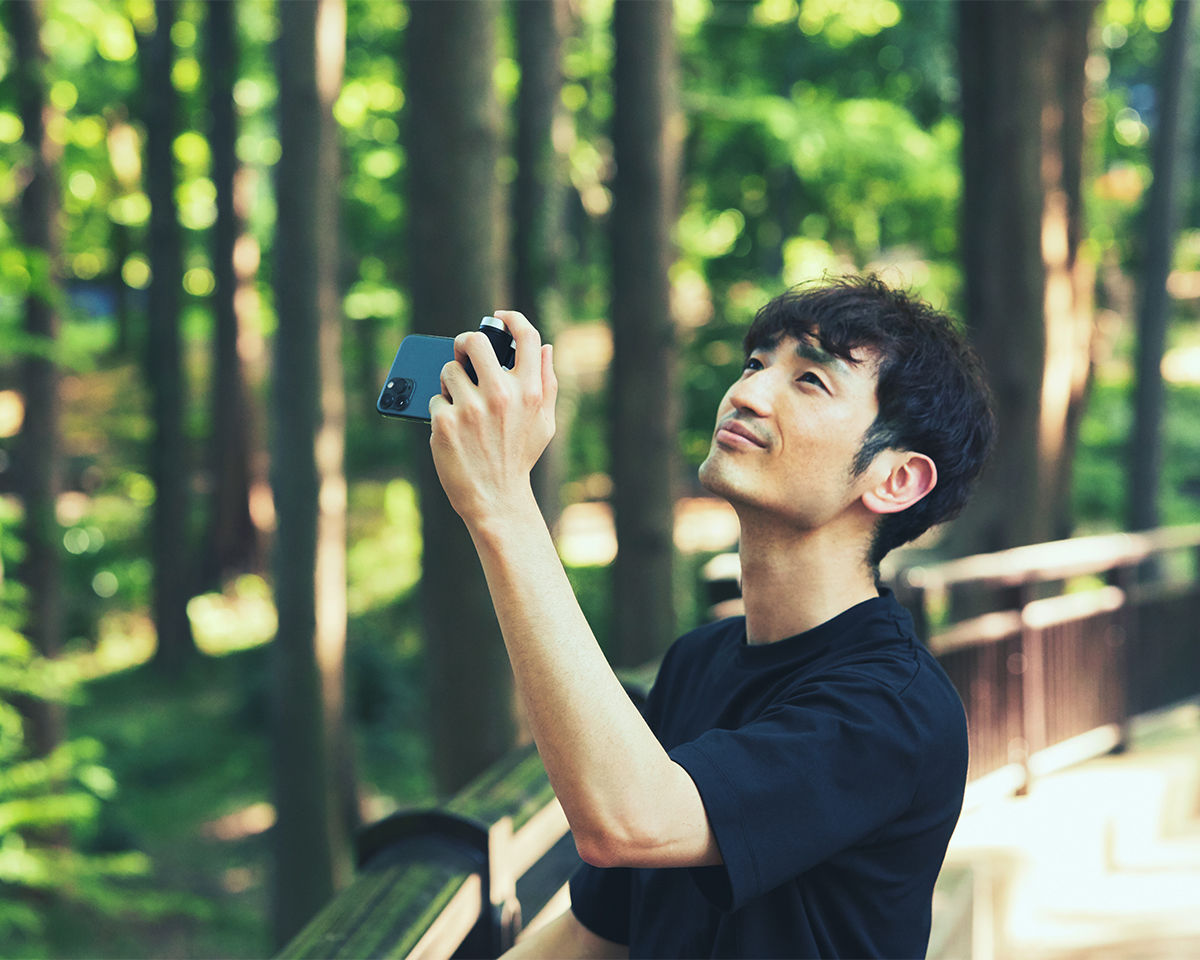 スマホ撮影に快適な操作性と安定感が備わることで、景色や被写体の動きを肉眼で捉えるゆとりが生まれます|一眼レフのような安定感、自撮り棒にもなる。マルチに使える、スマホスタンド・多機能グリップ|ShutterGrip 2(シャッターグリップ ツー)