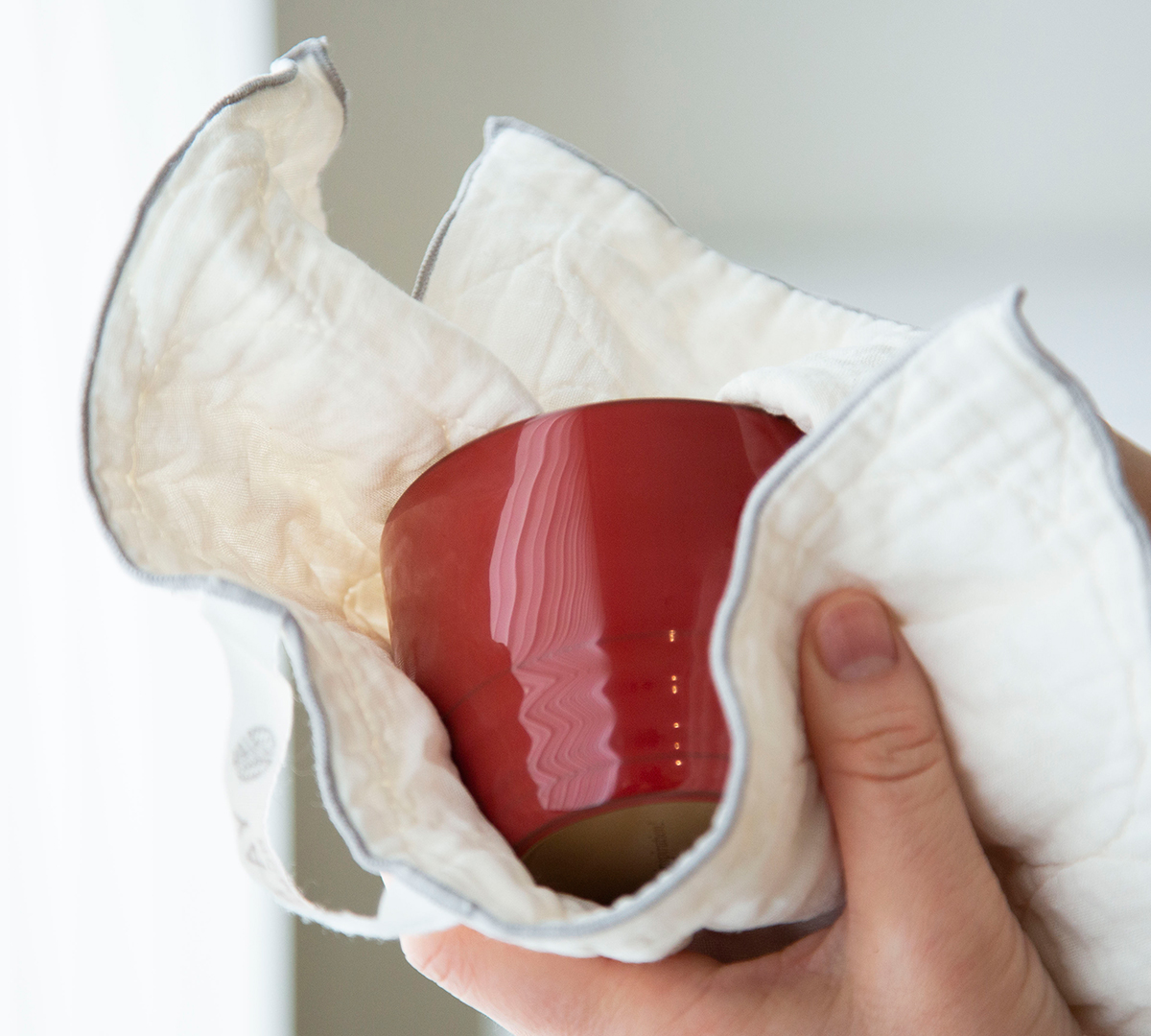 強くあたたかな、日常使いの漆器。誰でもきれいに盛り付けができる、漆のあたたかい色彩。225年続く越前漆器の老舗がつくる「色漆のそば猪口」｜ 漆琳堂×MONOCO