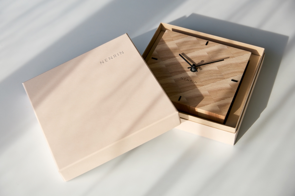 大切な人への贈り物にふさわしい『NENRIN CLOCK』は、すべて写真のギフトボックス入りです｜青海波は「いつまでも穏やかな暮しが続くように」、矢羽は「立身出世、武運、繁栄」。佐賀産の杉で組み上げた、縁起の良い壁掛け・置き時計「年輪時計」｜NENRIN CLOCK