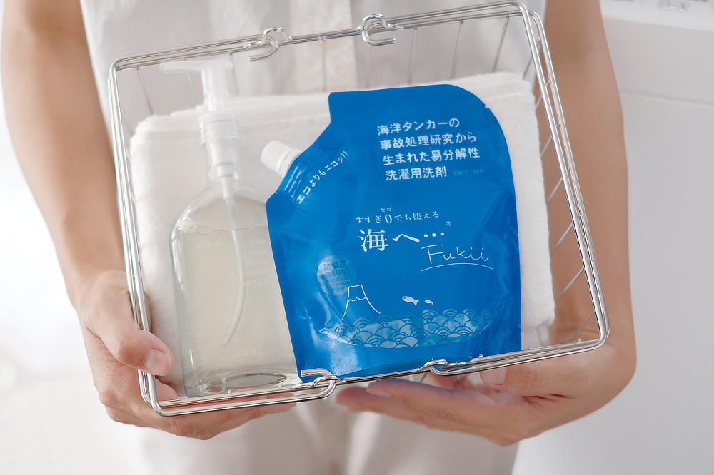 『海へ…Fukii』は、環境への優しさも特筆もの。油汚れも、洗剤自体も、すばやく「生分解」される｜落ちた汚れが再付着しない、綿もカシミヤも洗える、水も電気代も減らせる、中性洗剤「洗濯洗剤」｜海へ…Fukii｜森と…Fukii