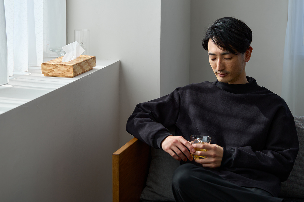 キッチン、ワークスペース、ベッドサイド……どこに置いても、空間がひきたって見えます。｜日本のミマツ工芸による佐賀の杉を選び抜いて作った家具『NENRIN（年輪）』｜ウォールミラー・鏡