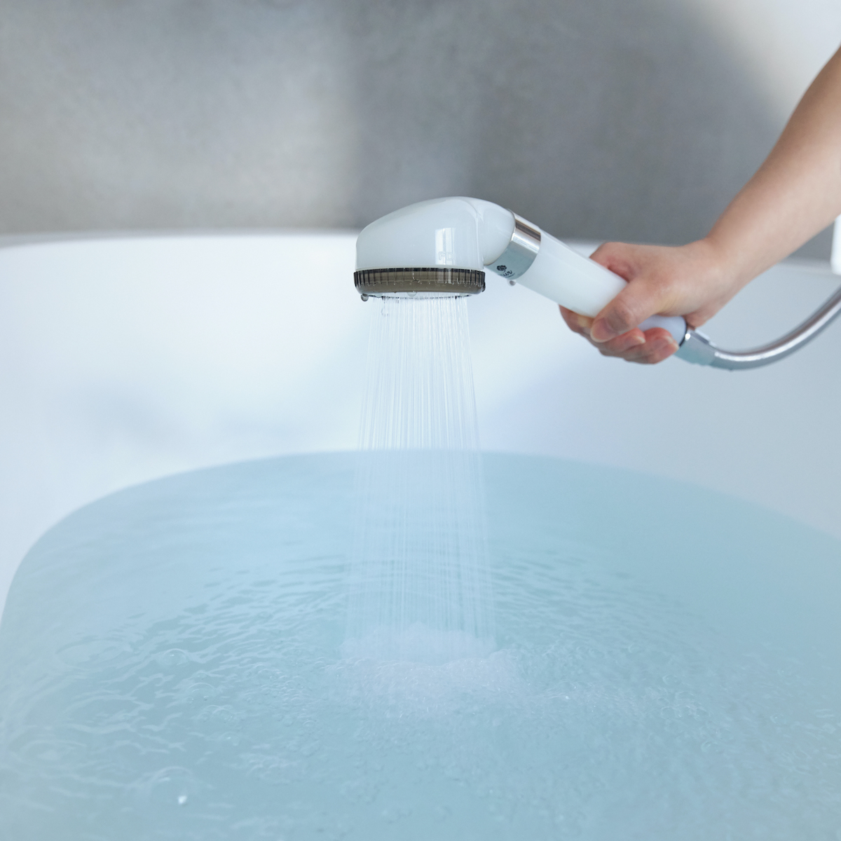 冷えが気になる方は、本品を使って浴槽にお湯をためる「ファインバブル風呂」もおすすめ。毛穴の汚れ・皮脂をスッキリかき出して、しっとりホカホカ気持ちいい「シャワーヘッド」｜エミュール ファインバブルシャワー