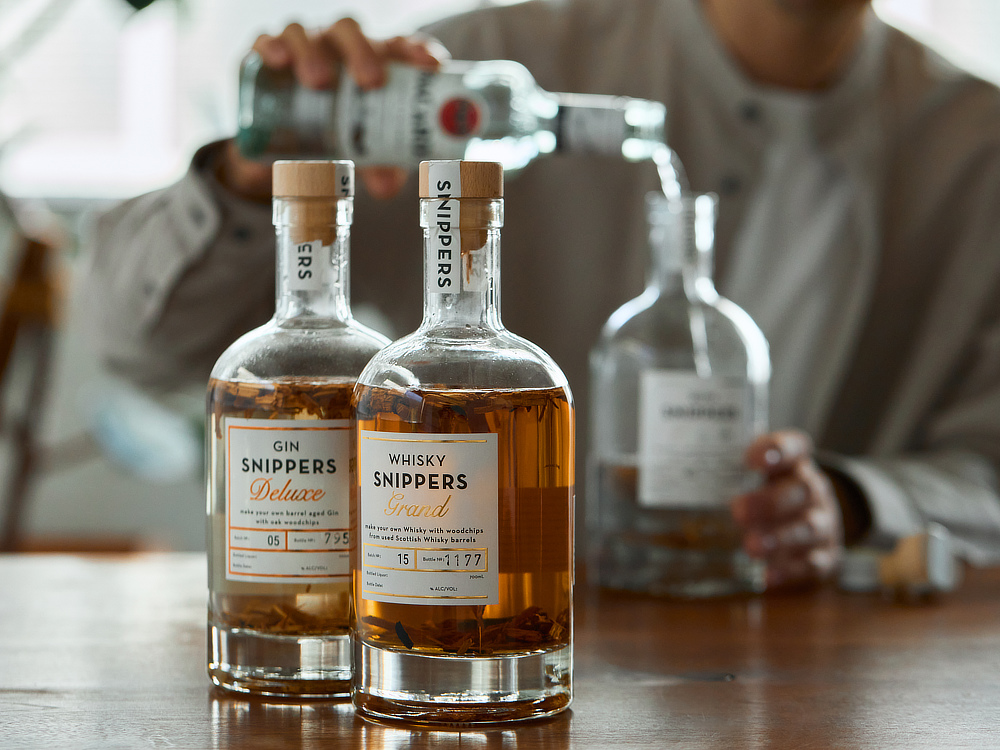 蒸留酒であれば、どんなお酒を入れてもOK|ウイスキーやドライジン、ホワイトラムなどのお酒を、ボトルの中で樽熟成できるオーク樽のウッドチップ入りボトル|SNIPPERS(スニッパーズ)