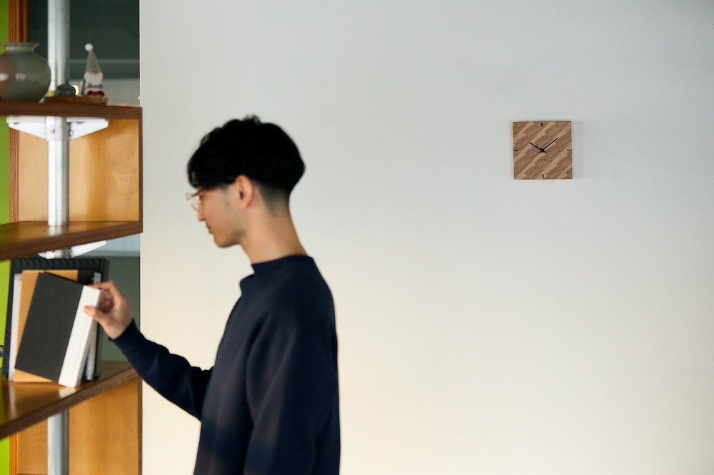 杉が育ってきた歴史に、「年輪時計」から『NENRIN CLOCK』へ育った歴史も重なる。木目のそろった美しさは、まるで、小さな絵画のよう。｜青海波は「いつまでも穏やかな暮しが続くように」、矢羽は「立身出世、武運、繁栄」。佐賀産の杉で組み上げた、縁起の良い壁掛け・置き時計「年輪時計」｜NENRIN CLOCK