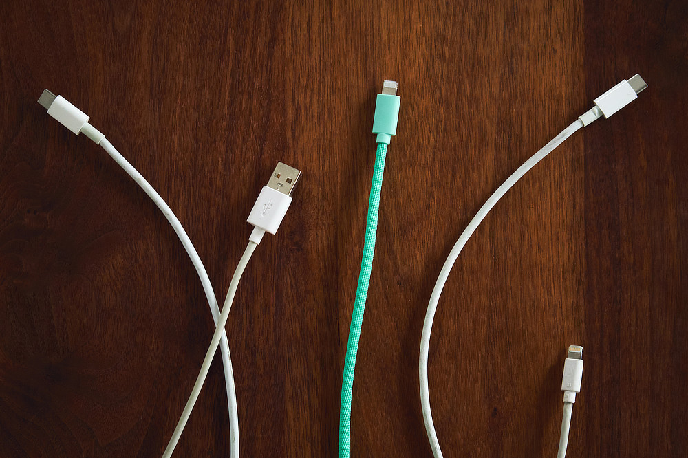 おしゃれで丈夫な高速充電が可能なデジタル機器の充電ケーブル｜断線しにくく丈夫、ひと目でわかる存在感の「USBケーブル」｜PRSM CABLE（プリズム ケーブル）