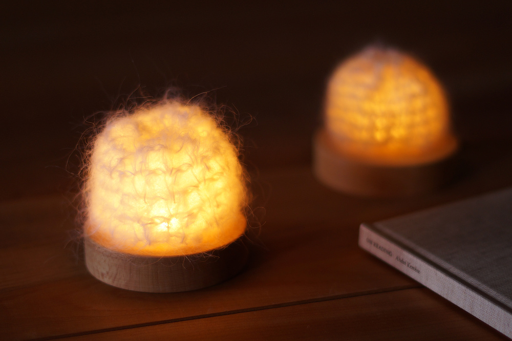 光源部分は、熱を持たないLED光だから、ニットや紙など熱に弱い素材でもOK|あなたの宝物がじんわり発光。無垢の木を削り出したちいさな木製ライトベース