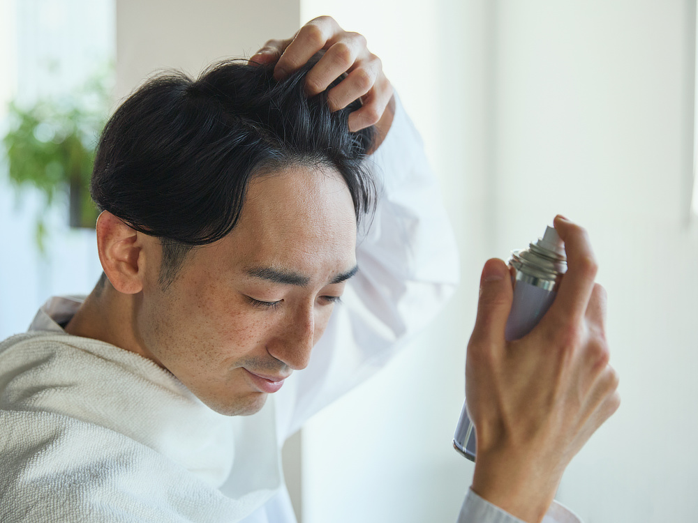ちょっとした汗や雨では落ちにくく、シャンプーでサッと洗い流せるので、夏でも安心｜白髪対策、薄毛対策に。スプレーするだけで一瞬でカバーする『Deaiwo（デアイヲ） 117ヘアカラースプレー』