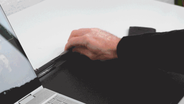 デスクでよく迷子になる、ペンなどの文房具や、スマホの充電ケーブルも、収納性バツグン。リモートワーク（在宅勤務）やオフィスワークに。自然とワークスペースが整う「デスクマット」（デスクカバー）｜Orbitkey Deskmat