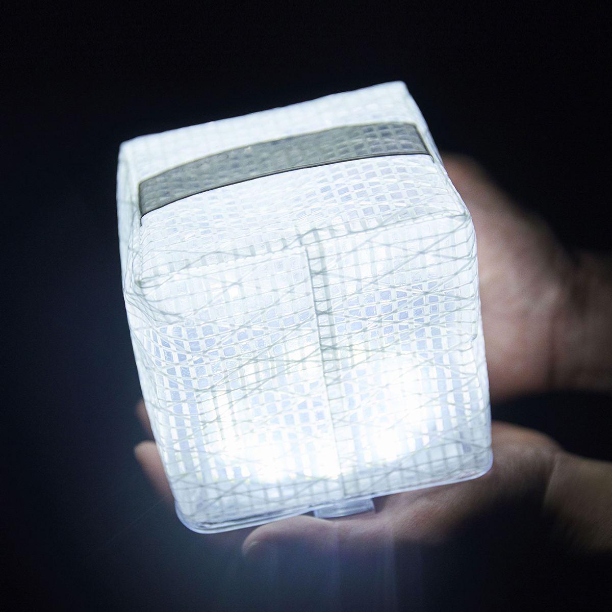 LEDライトの光が和紙やカーテンを通したように綺麗に広がる。薄さ1.2cmに畳める超軽量ソーラー充電式ライト（ランタン）で、いつも太陽の光がそばに｜carry the sun