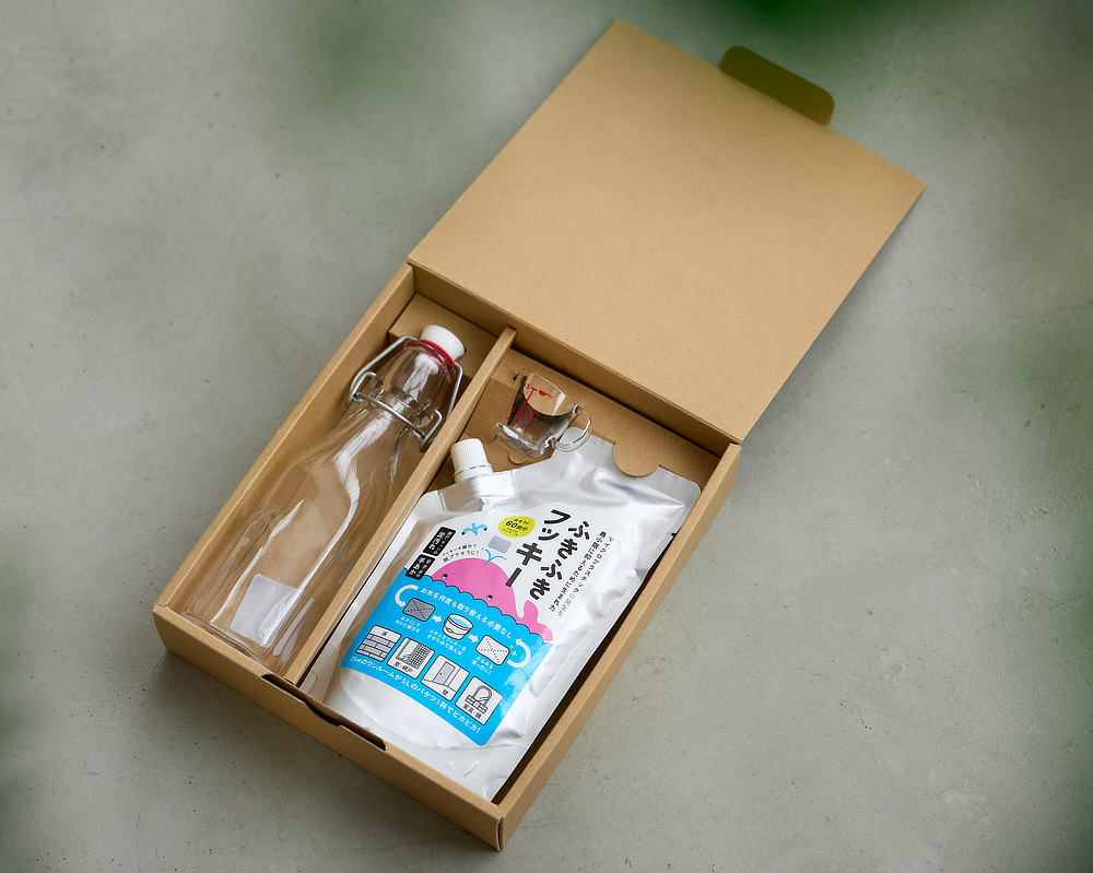 使い方も簡単で手軽に掃除ができる。床・窓ガラス・壁、拭いた後のぞうきんまでピカピカになる「家中おそうじ洗剤」｜水に戻る、環境にやさしい「がんこ本舗」の洗剤「ふきふきフッキー」