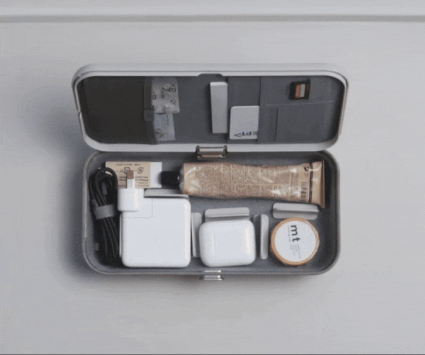ケースを開くだけで、USBケーブル、マウス、タッチペン、電源コード、モバイルWiFi、イヤホンなどいつもの仕事道具が、あなた好みの配置で現れる。仕事道具を好みの配置で収納、ワイヤレス充電台つきの「ガジェットケース」|Orbitkey Nest(オービットキー ネスト)
