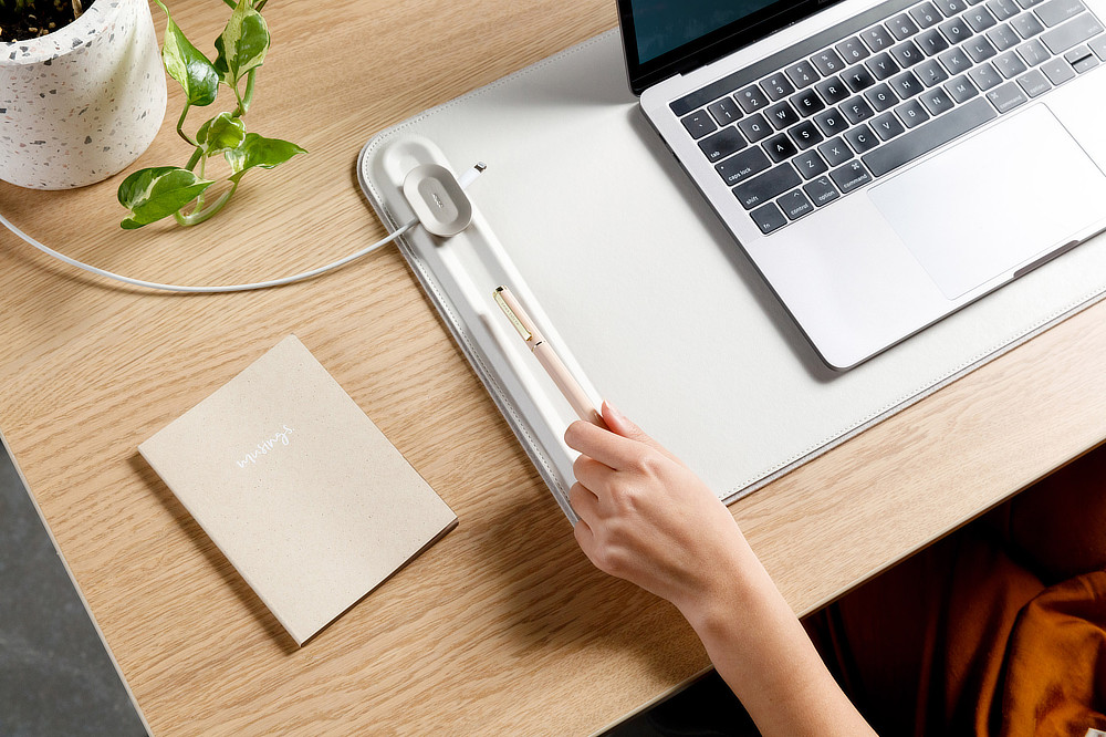 デスクでよく迷子になる、ペンなどの文房具や、スマホの充電ケーブルも、収納性バツグン。リモートワーク(在宅勤務)やオフィスワークに。自然とワークスペースが整う「デスクマット」(デスクカバー)|Orbitkey Deskmat