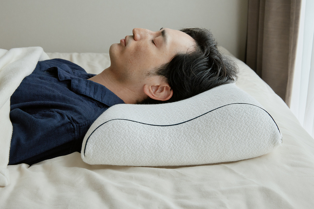 寝返りもしやすくなって、夜中に目覚める回数も減り、首も肩もグッとラクになるから快眠できる｜低反発＆高反発のいいとこ取り、医療の現場でも使われる「3Dジェルキューブ」を使った「テクノジェル枕」｜Technogel® pillow（テクノジェルピロー）